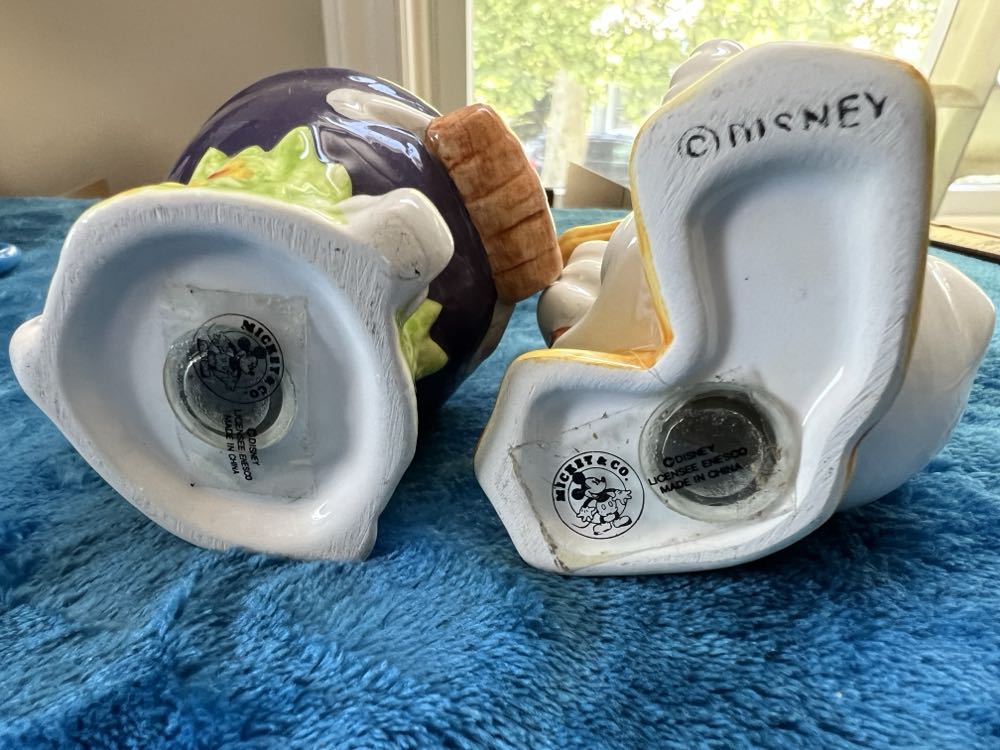 213) Disney VTG Disney Donald Duck & Grill Salt and Pepper Shakers Enesco  plush collectible - Main Image 3