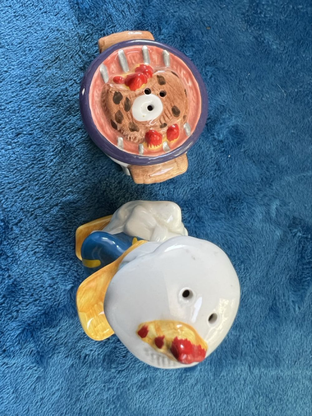 213) Disney VTG Disney Donald Duck & Grill Salt and Pepper Shakers Enesco  plush collectible - Main Image 4