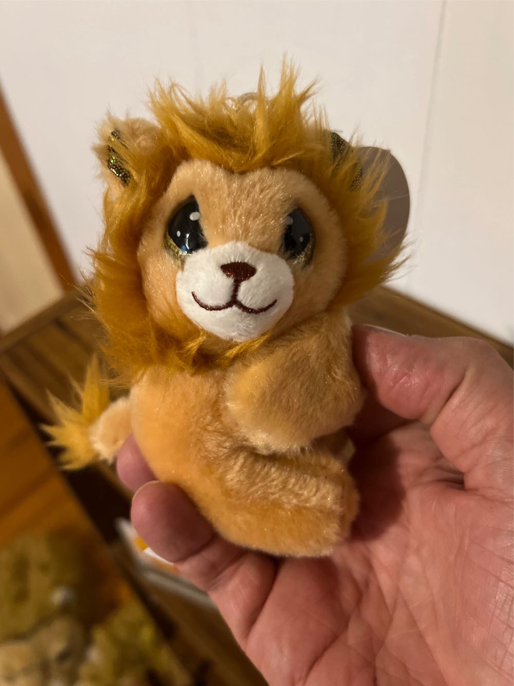 Plush Cutie Pet Tudies Wrist Cuff Lion 0842181137652 : Gift  plush collectible [Barcode 842181137652] - Main Image 2