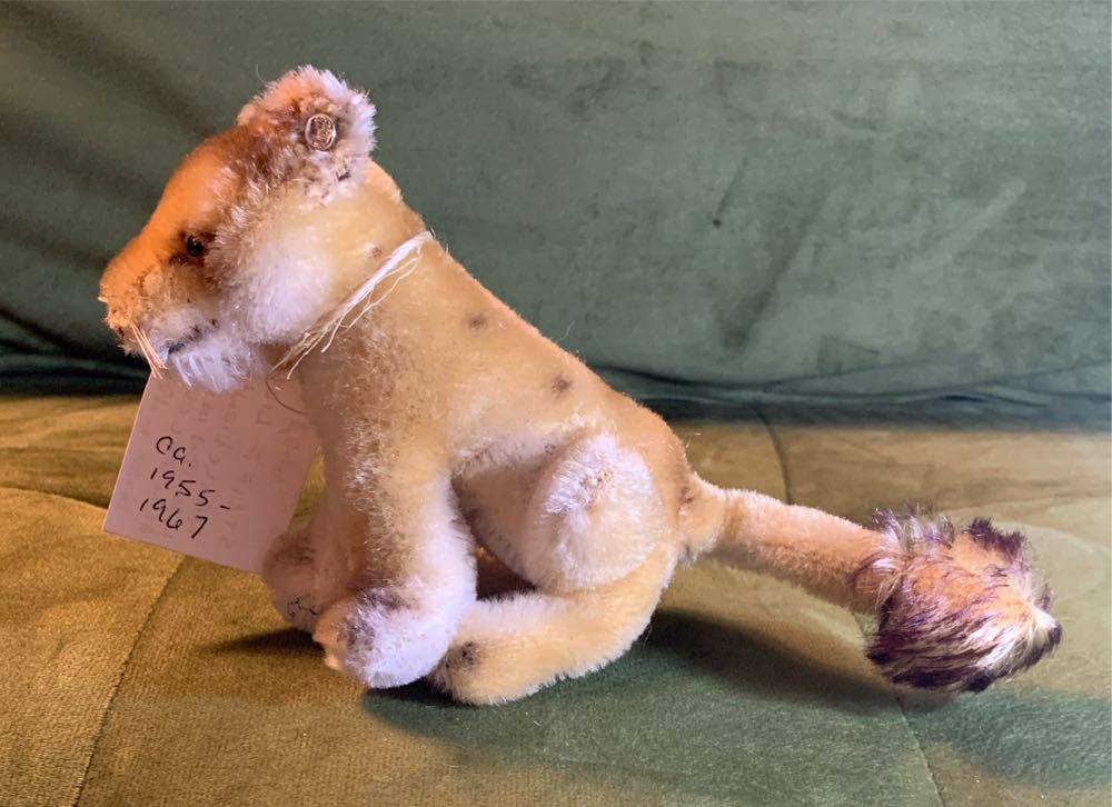 Steiff Sitting Lea The Lioness  plush collectible - Main Image 2