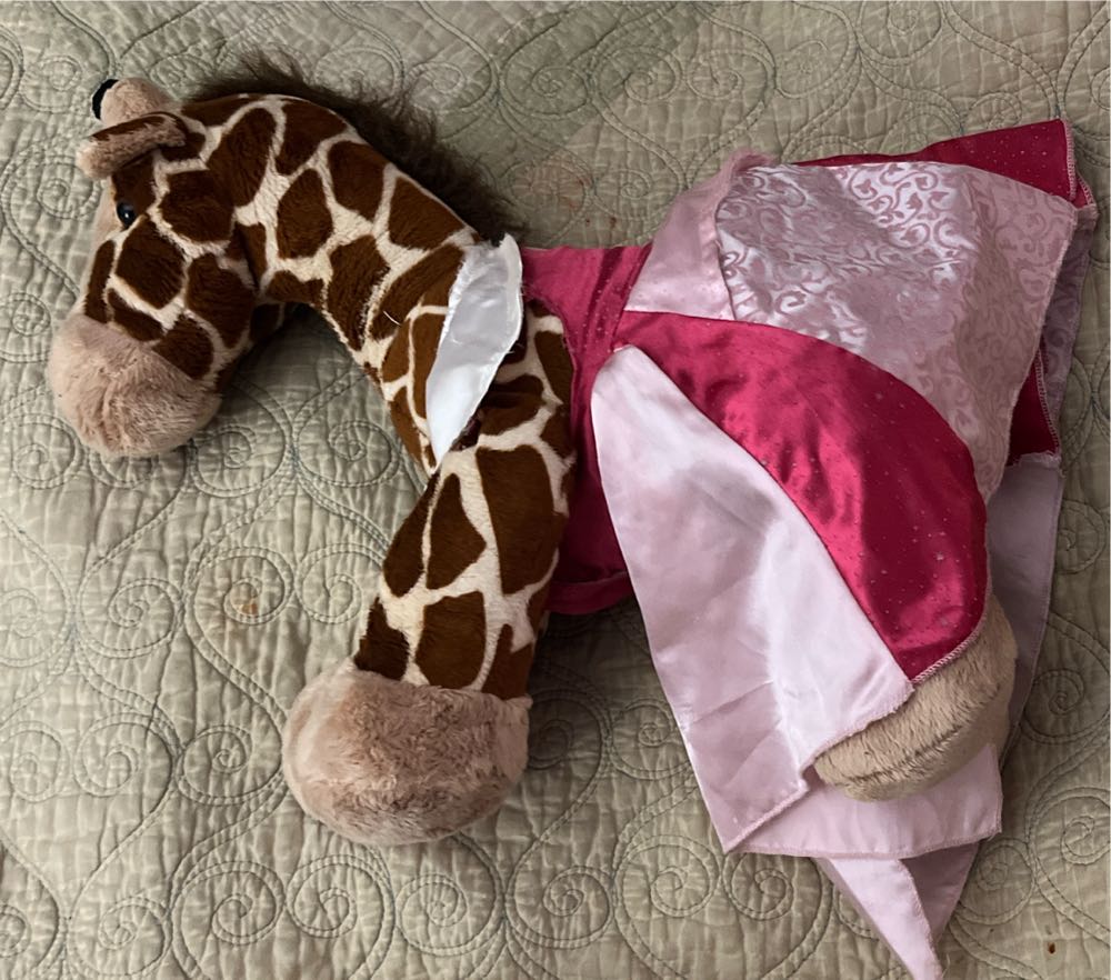 Giraffe  (United States) plush collectible - Main Image 3