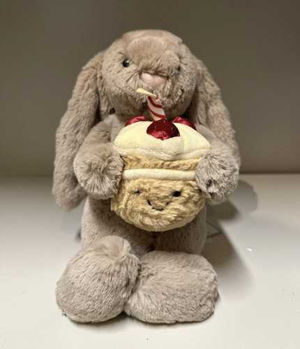 Pokémon Center: Intern Pikachu