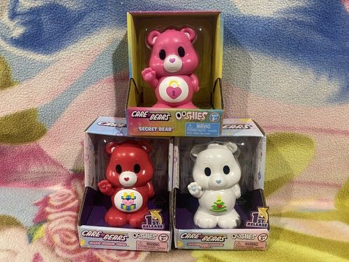 Hello Kitty в джинсовым костюме с сердечком посередине