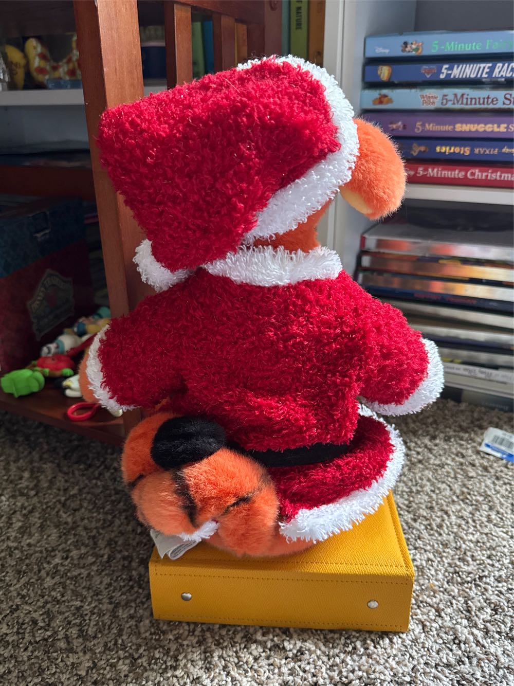 Sitting Santa Tigger  plush collectible [Barcode 412032260848] - Main Image 2