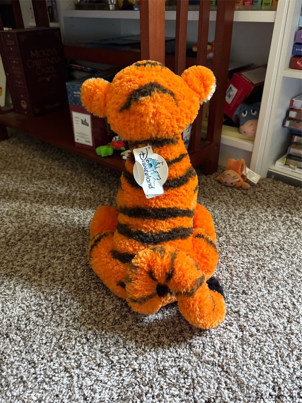 Disneyland Sitting Tigger  plush collectible [Barcode 400008584494] - Main Image 2
