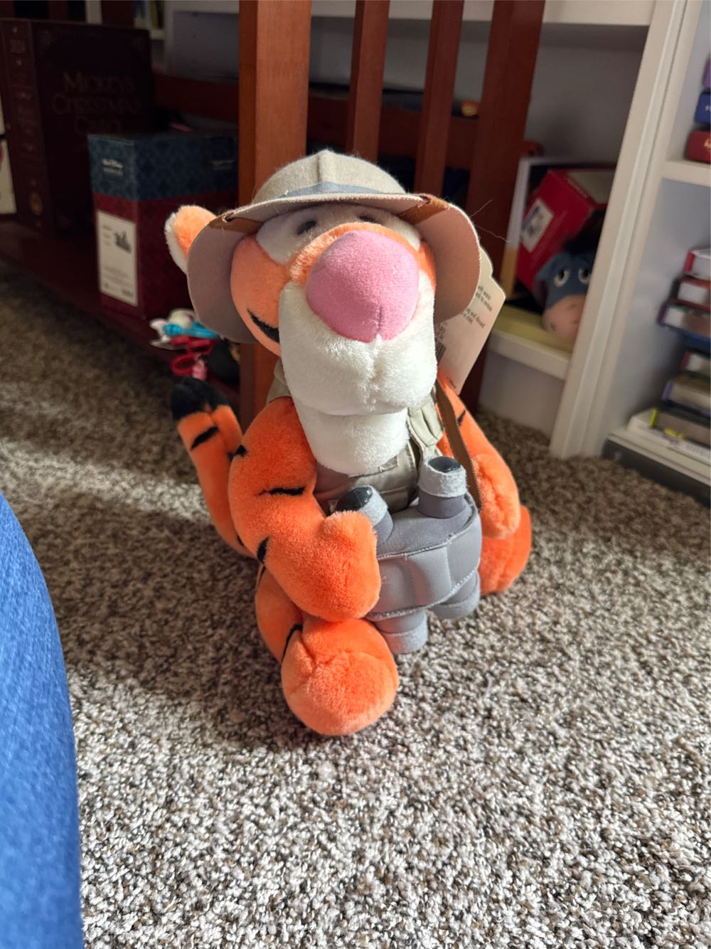 Hello Kitty в розовом костюме с луной на ножке