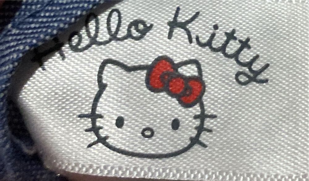 Hello Kitty в джинсовым костюме с сердечком посередине  plush collectible - Main Image 4