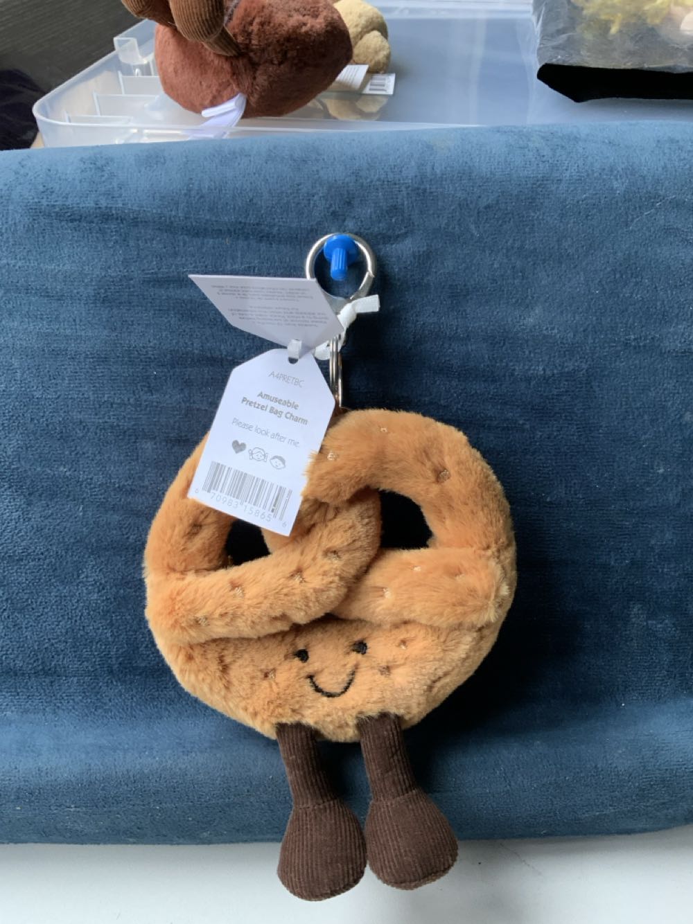 Keyring Amuseables Pretzel  plush collectible - Main Image 2