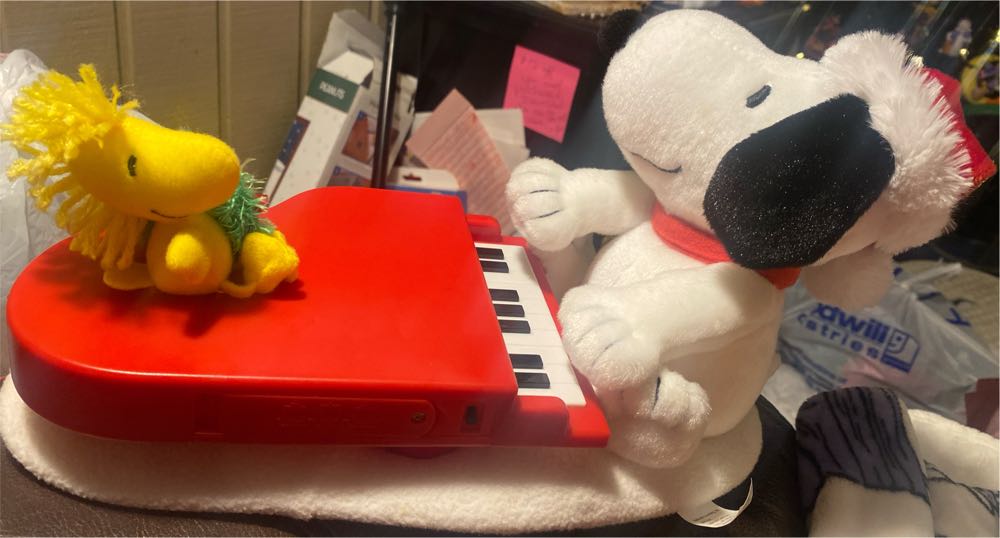 Hallmark Peanuts Happy Holidays Snoopy Playing Piano  (United States) plush collectible - Main Image 2