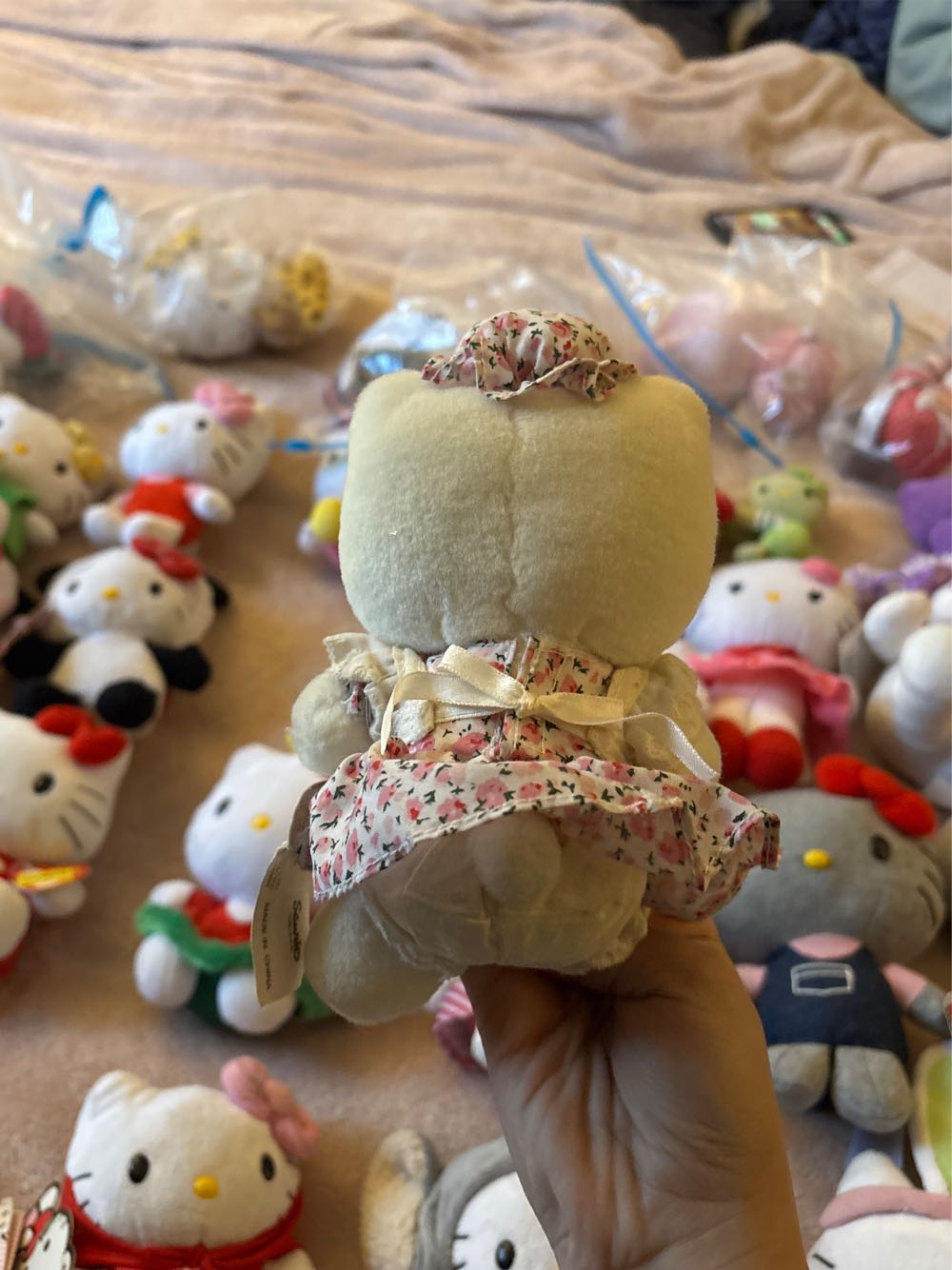 Hello Kitty  plush collectible [Barcode 039937707225] - Main Image 2