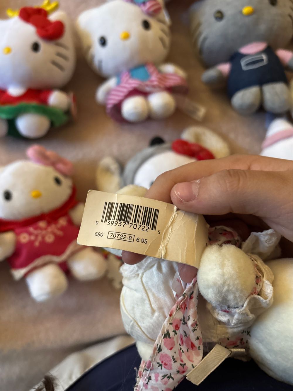 Hello Kitty  plush collectible [Barcode 039937707225] - Main Image 3