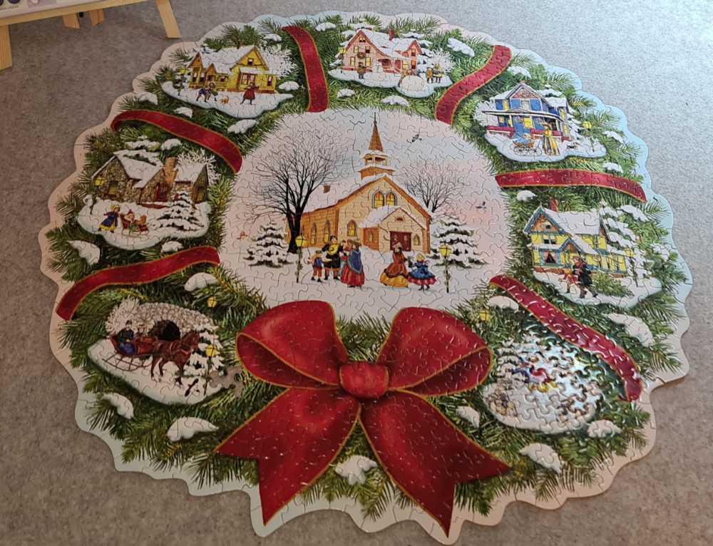 The Village Wreath - Bits & Pieces puzzle collectible [Barcode 192949027016] - Main Image 2
