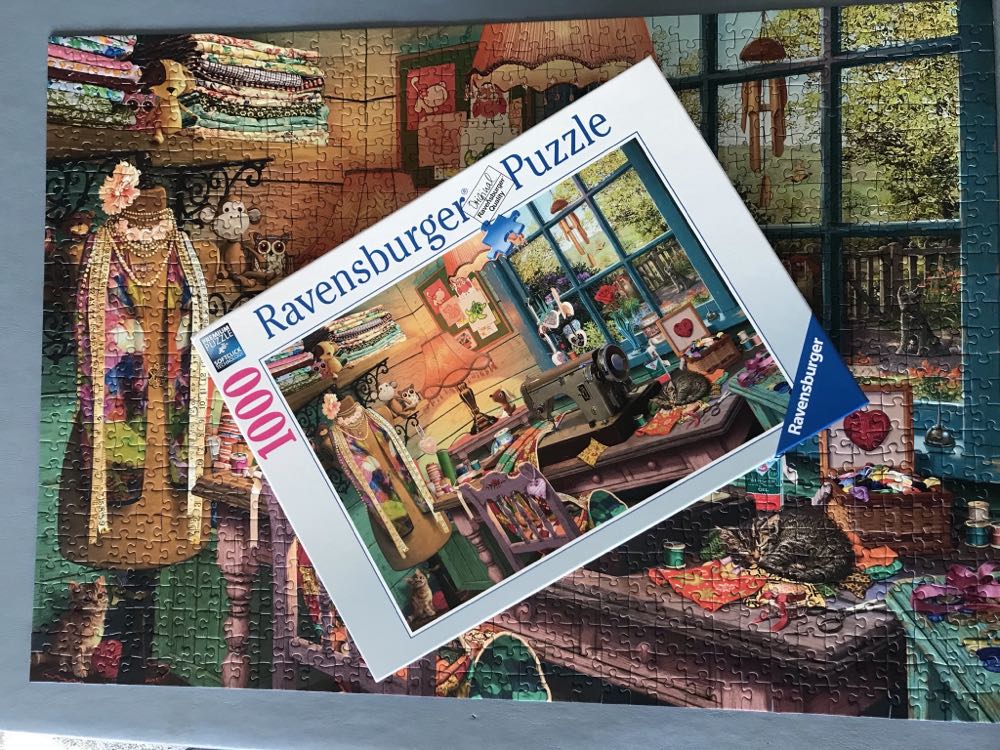 The Sewing Shed - Ravensburger puzzle collectible [Barcode 4005556198924] - Main Image 4
