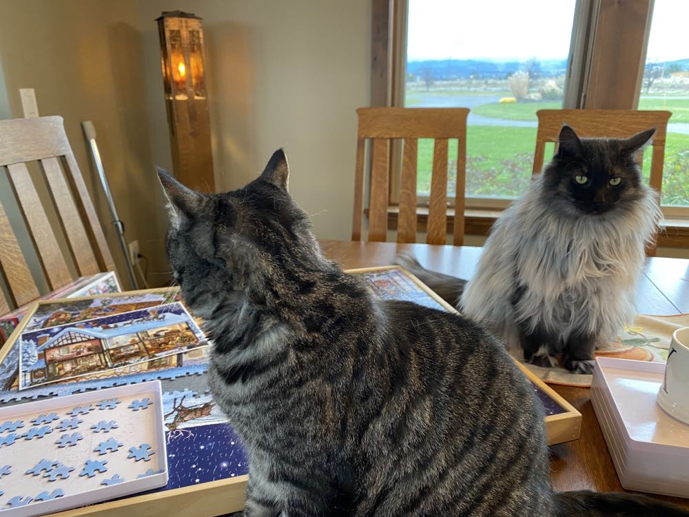 Christmas House - White Mountain Puzzles puzzle collectible [Barcode 724819258208] - Main Image 4