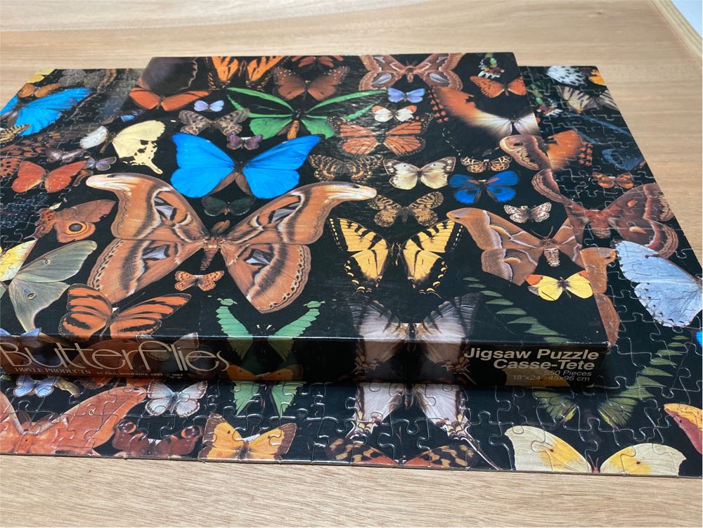 Butterflies - Hoyle puzzle collectible [Barcode 041187080225] - Main Image 4