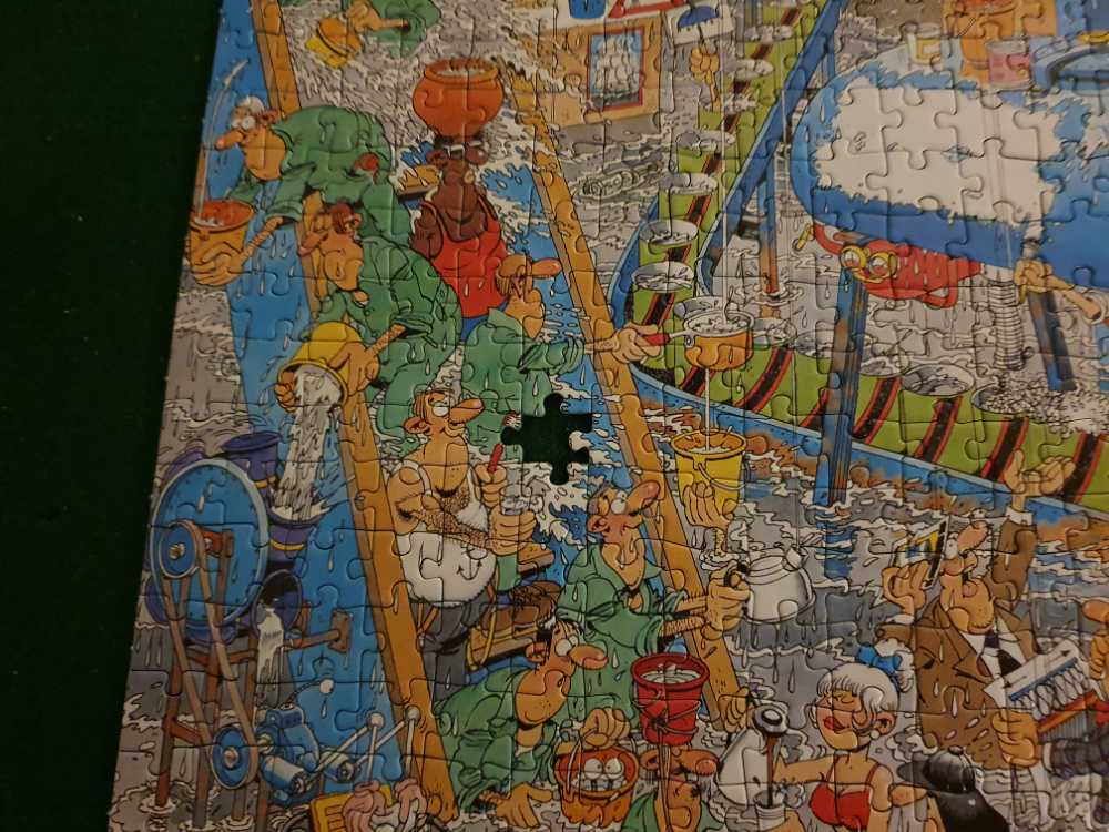 01614 De Lekkage - Jumbo puzzle collectible [Barcode 8710126016145] - Main Image 3