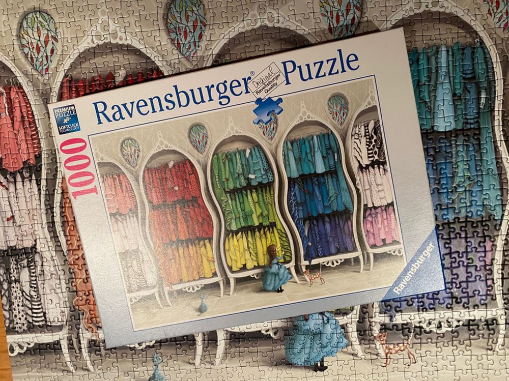 Fantastic Fashionista - Ravensburger puzzle collectible [Barcode 4005556149964] - Main Image 3