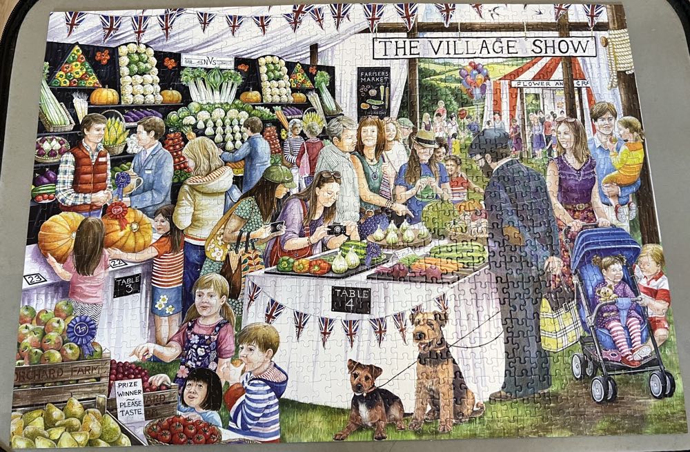 The Village Show - Falcon de luxe puzzle collectible [Barcode 8710126113028] - Main Image 2