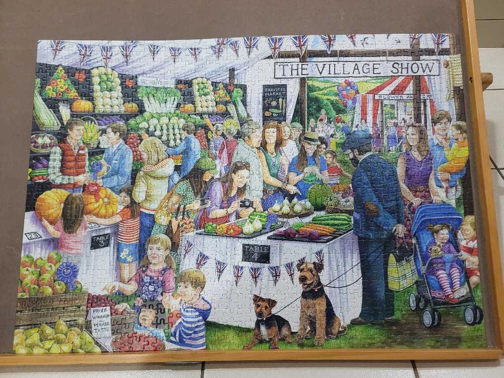 The Village Show - Falcon de luxe puzzle collectible [Barcode 8710126113028] - Main Image 3