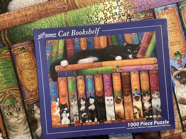 Cat Bookshelf - Vermont Christmas Company puzzle collectible [Barcode 871241009967] - Main Image 4