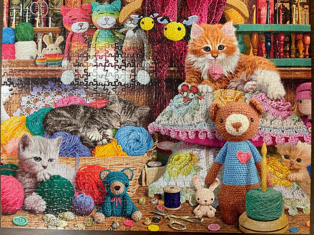 Crochet Kittens (V) Danielle 🐱 - Buffalo puzzle collectible [Barcode 079346172771] - Main Image 4
