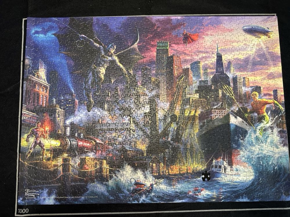 Justice League Showdown At Gotham Pier -  Ceaco puzzle collectible [Barcode 021081310062] - Main Image 3