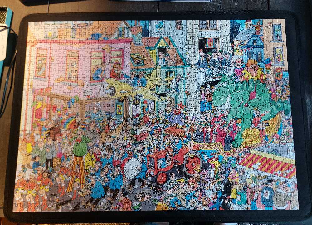 Jan Van Haasteren: Carnival - Jumbo puzzle collectible [Barcode 8710126170830] - Main Image 3