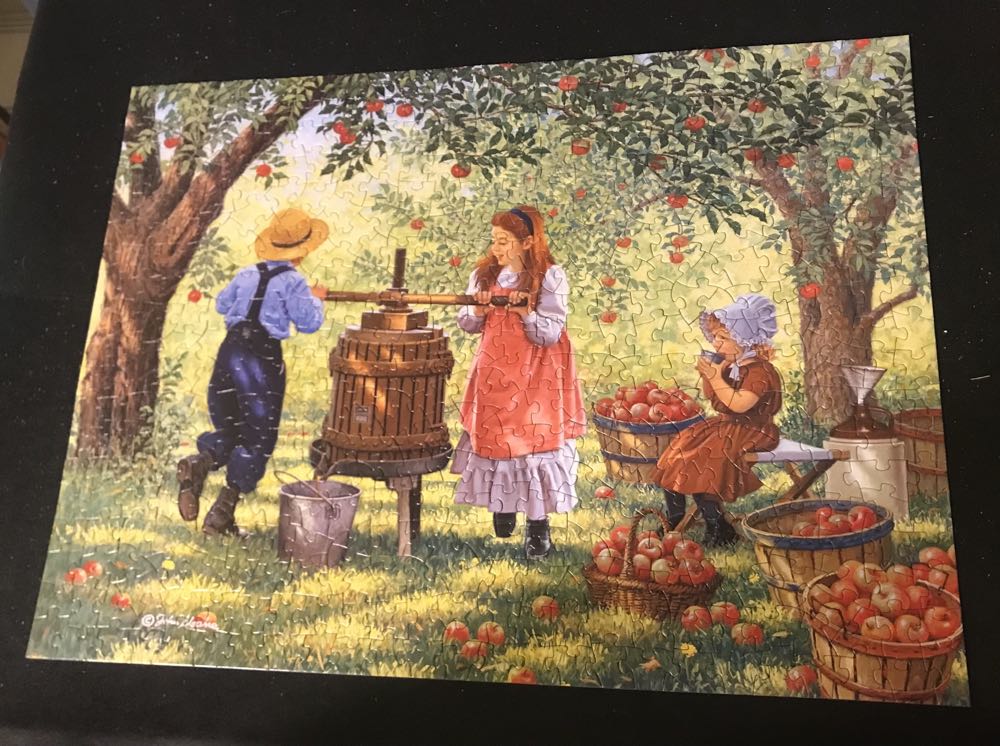 Round and Round 🍎 🍏 - Bits & Pieces 🇺🇸 puzzle collectible [Barcode 192949040831] - Main Image 3