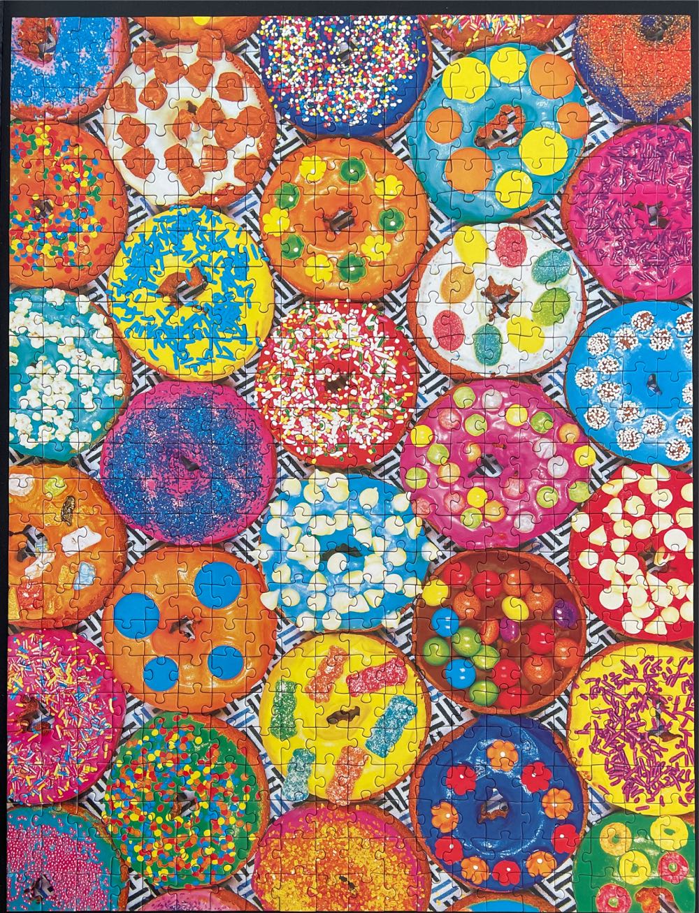 Colorful Candy Donuts - Colorluxe (RoseArt) puzzle collectible [Barcode 4895145436496] - Main Image 2