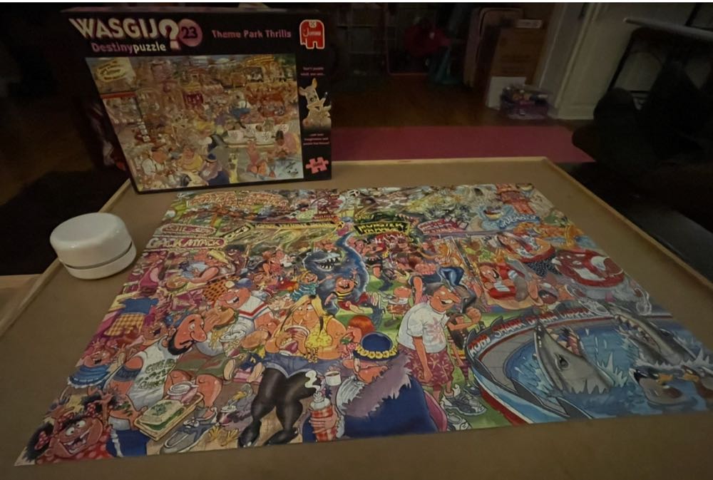 Wasgij? Theme Park Thrills (D23) - Jumbo puzzle collectible [Barcode 8710126250051] - Main Image 2