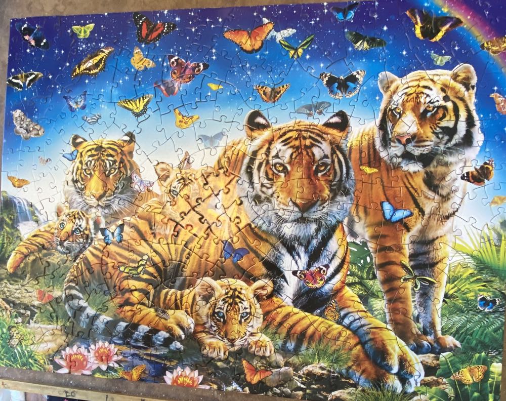 Tiger & Butterflies - MasterPieces puzzle collectible [Barcode 705988322808] - Main Image 2
