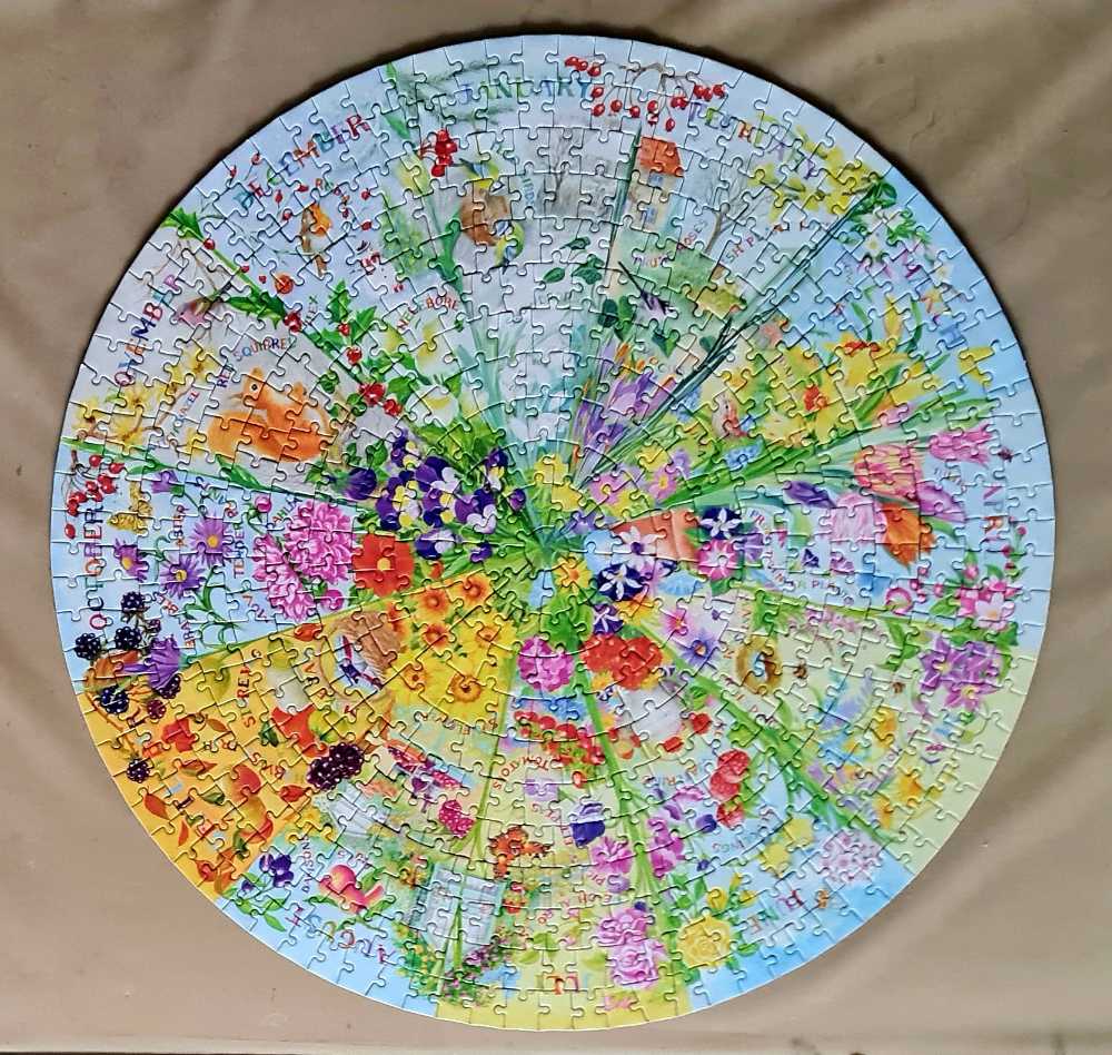A Year In The Garden 🟦 - Gibsons puzzle collectible [Barcode 5012269037050] - Main Image 2
