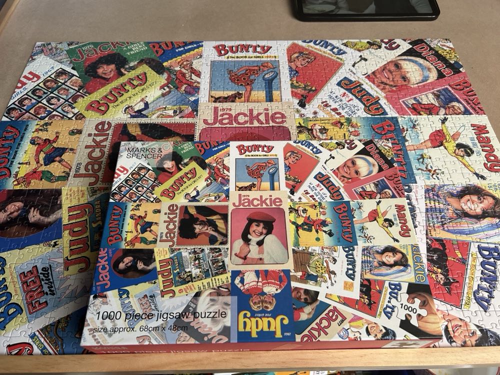 Jackie Etc - M&S puzzle collectible [Barcode 09182004] - Main Image 3