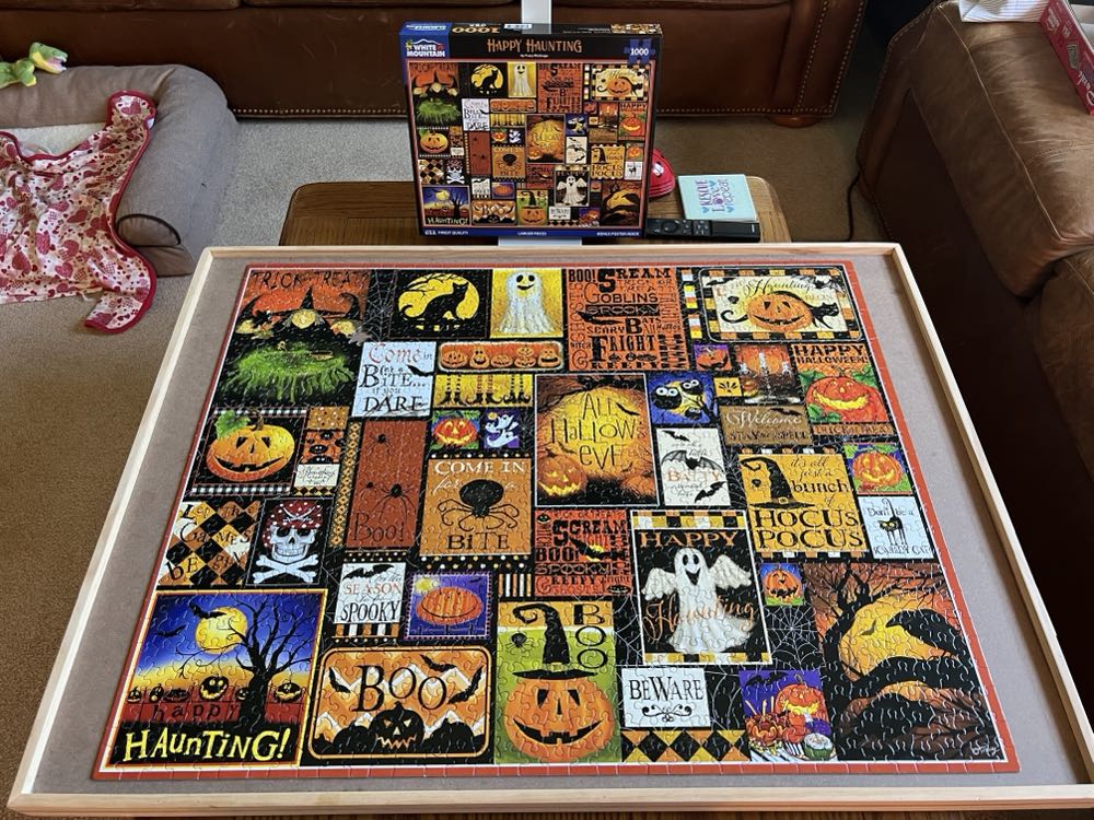 Happy Haunting - White Mountain puzzle collectible [Barcode 724819267712] - Main Image 4