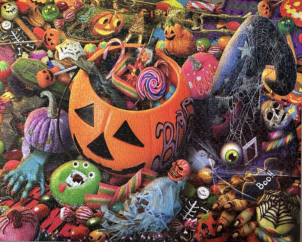 Halloween Treats - White Mountain puzzle collectible [Barcode 724819267729] - Main Image 2
