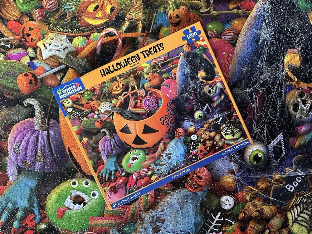 Halloween Treats - White Mountain puzzle collectible [Barcode 724819267729] - Main Image 3