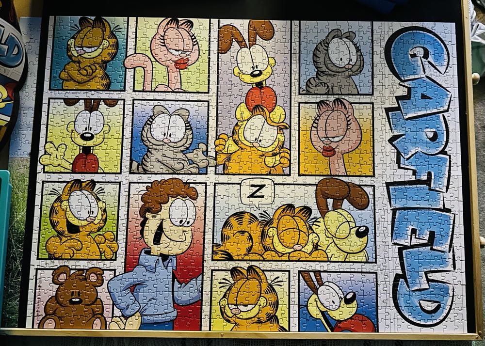Garfield Collage - Buffalo puzzle collectible [Barcode 079346134328] - Main Image 2