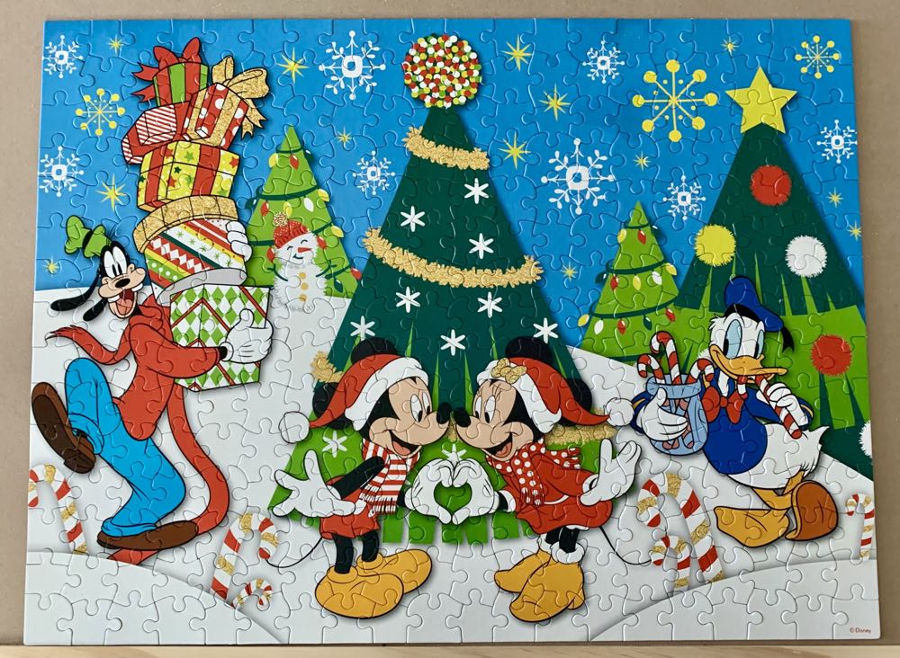 Mickey And Friends Holiday Love - Ceaco puzzle collectible [Barcode 021081224710] - Main Image 2