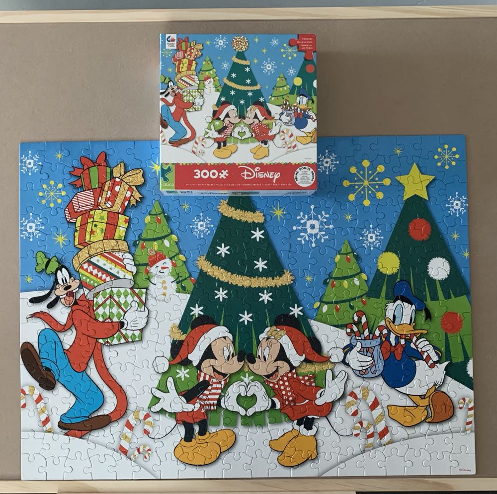 Mickey And Friends Holiday Love - Ceaco puzzle collectible [Barcode 021081224710] - Main Image 3