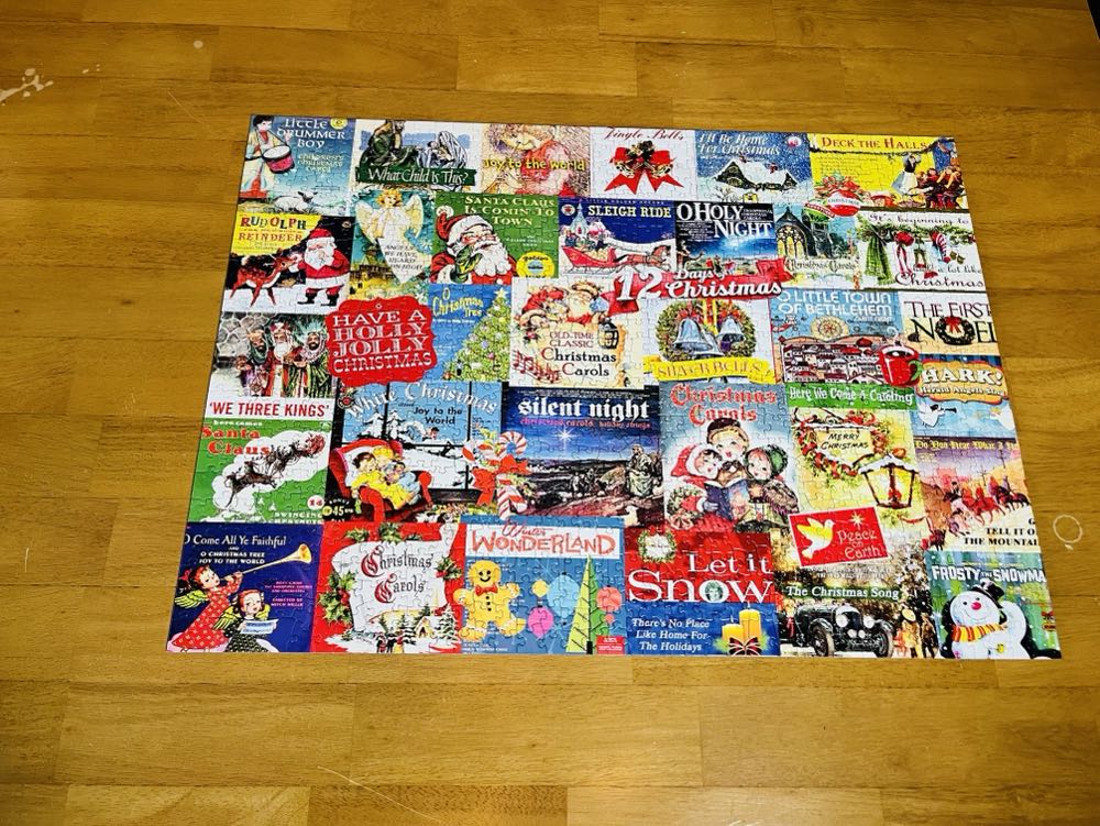 Christmas Carolers - White Mountain puzzle collectible [Barcode 9780735368378] - Main Image 3