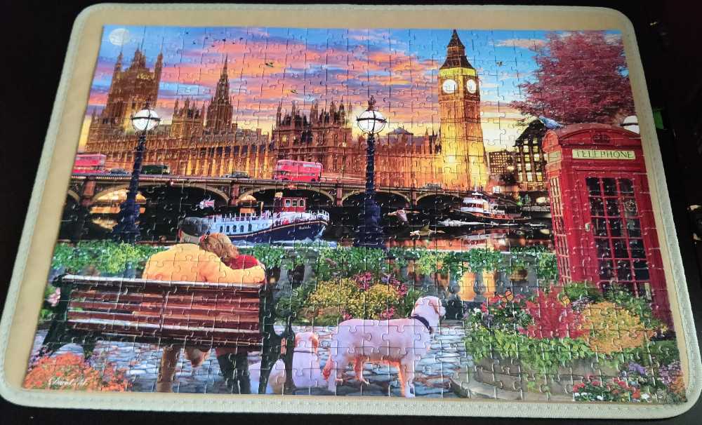 Day Out In London - Corner Piece puzzle collectible [Barcode 5052089356542] - Main Image 2