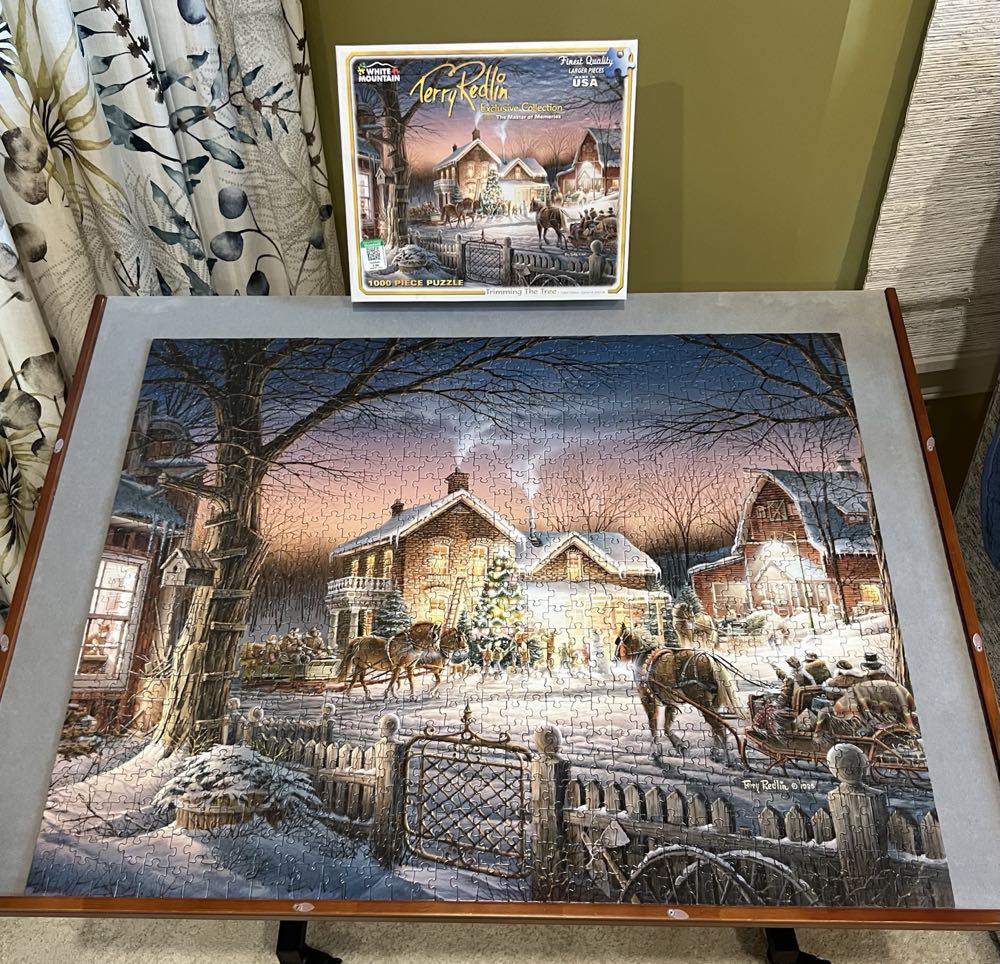 Trimming The Tree - White Mountain puzzle collectible [Barcode 724819258918] - Main Image 2