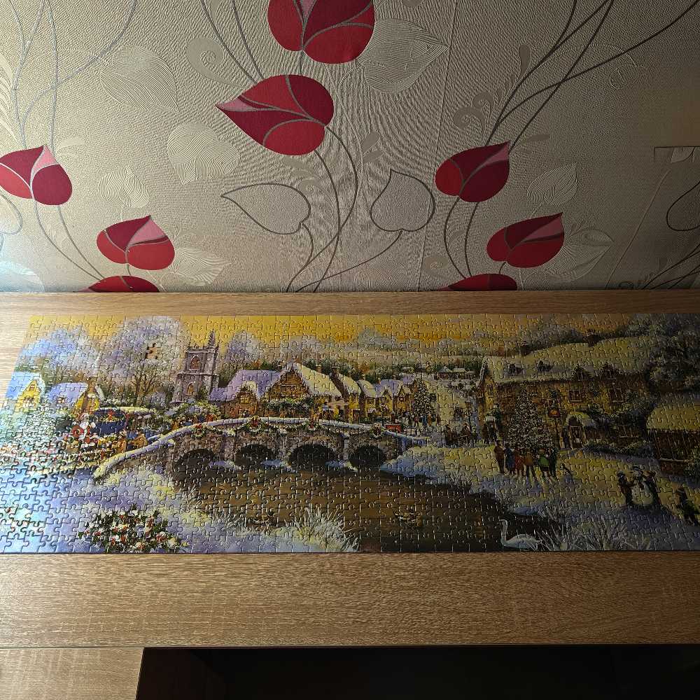 Christmas Town  - WHSmith Exclusive Collection puzzle collectible - Main Image 2