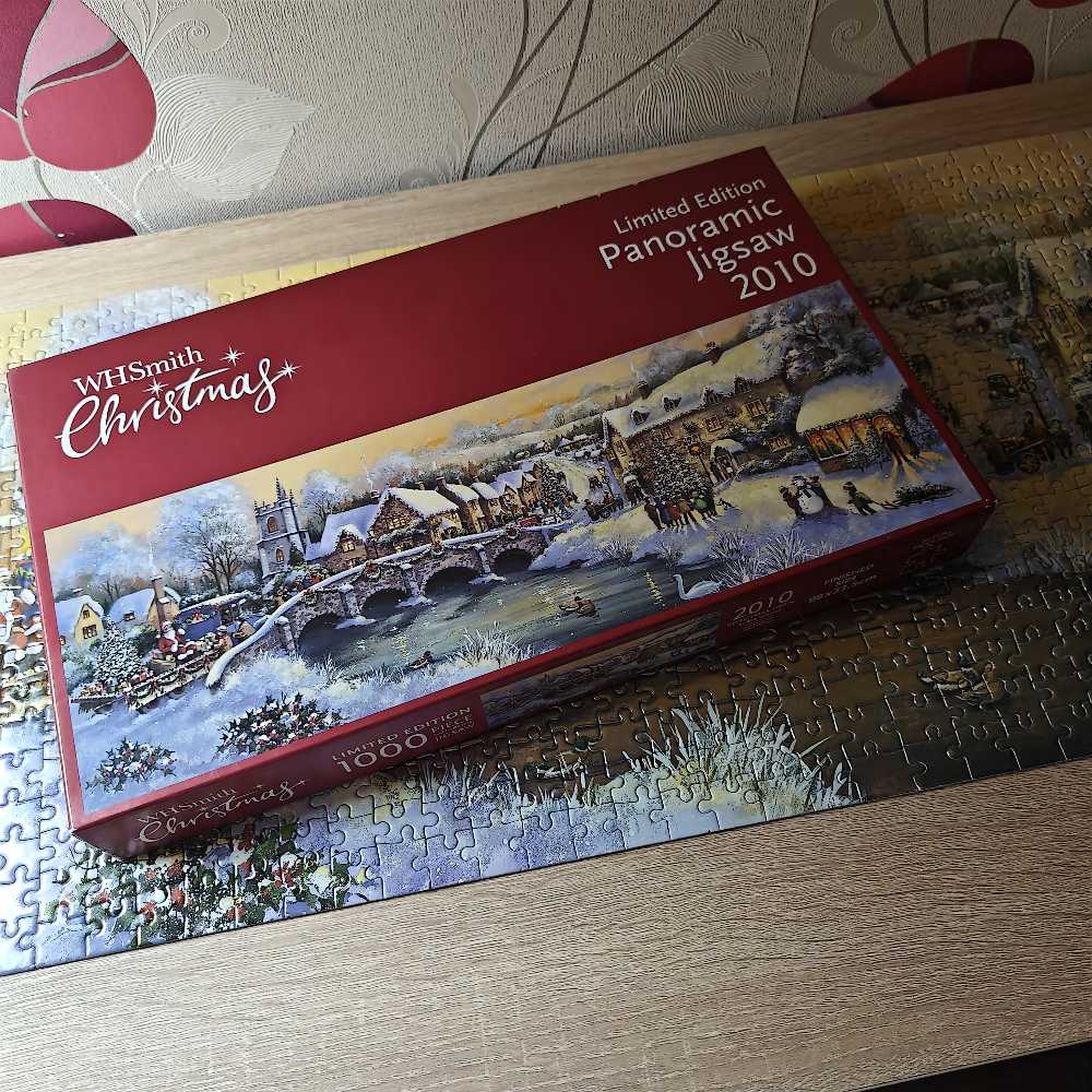 Christmas Town  - WHSmith Exclusive Collection puzzle collectible - Main Image 3