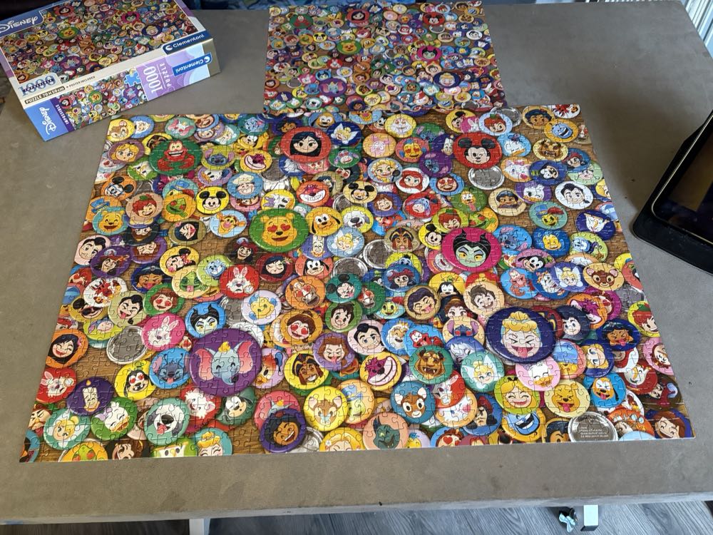 Disney Badges - Clementoni puzzle collectible [Barcode 8005125398294] - Main Image 3