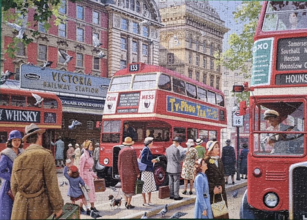 Victoria Station - Falcon de luxe puzzle collectible [Barcode 8710126021873] - Main Image 3