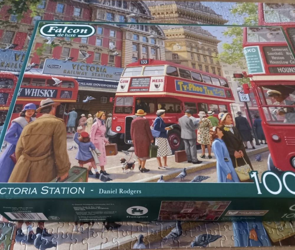 Victoria Station - Falcon de luxe puzzle collectible [Barcode 8710126021873] - Main Image 4