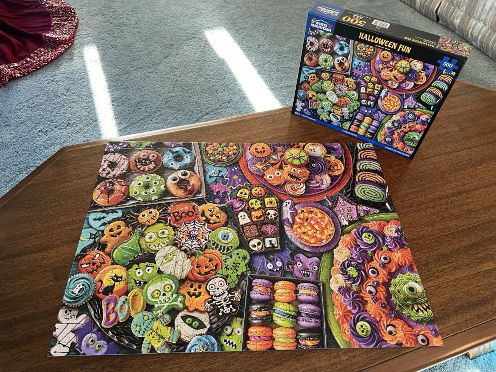 Halloween Fun 2 - White Mountain puzzle collectible [Barcode 724819268221] - Main Image 3