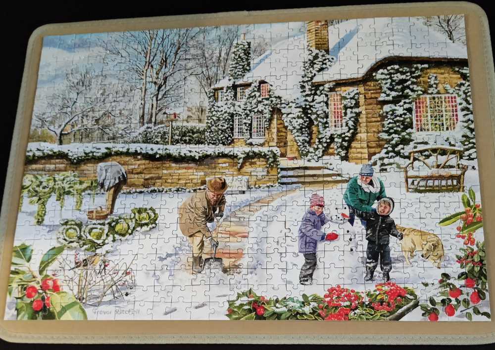 Fun In The Snow - Corner Piece puzzle collectible [Barcode 5052089347397] - Main Image 2