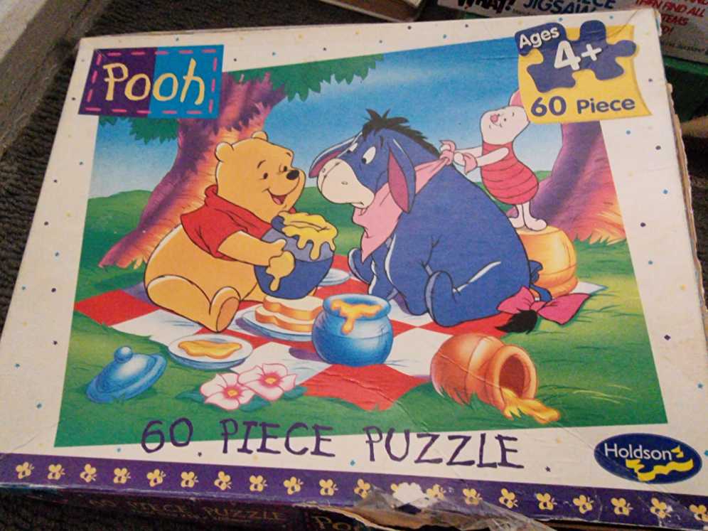 Pooh Bear Puzzle - Holdson puzzle collectible [Barcode 074299412554] - Main Image 2